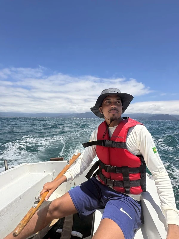 Edu a bordo, fotografado no litoral
